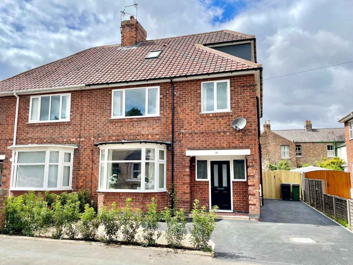 Central Townhouse With Free Off Road Parking And Garden York Eksteriør billede