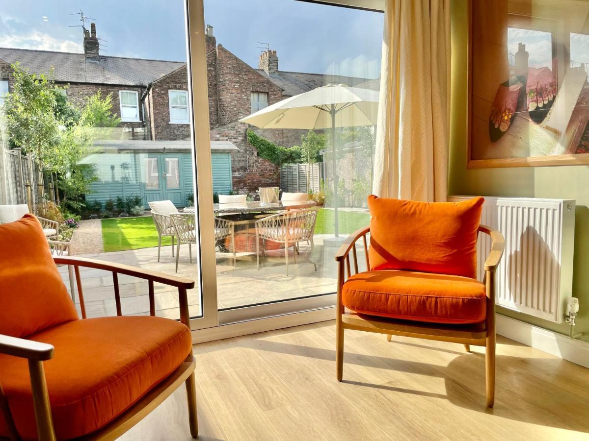 Central Townhouse With Free Off Road Parking And Garden York Eksteriør billede