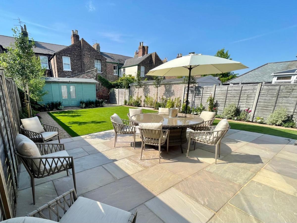 Central Townhouse With Free Off Road Parking And Garden York Eksteriør billede