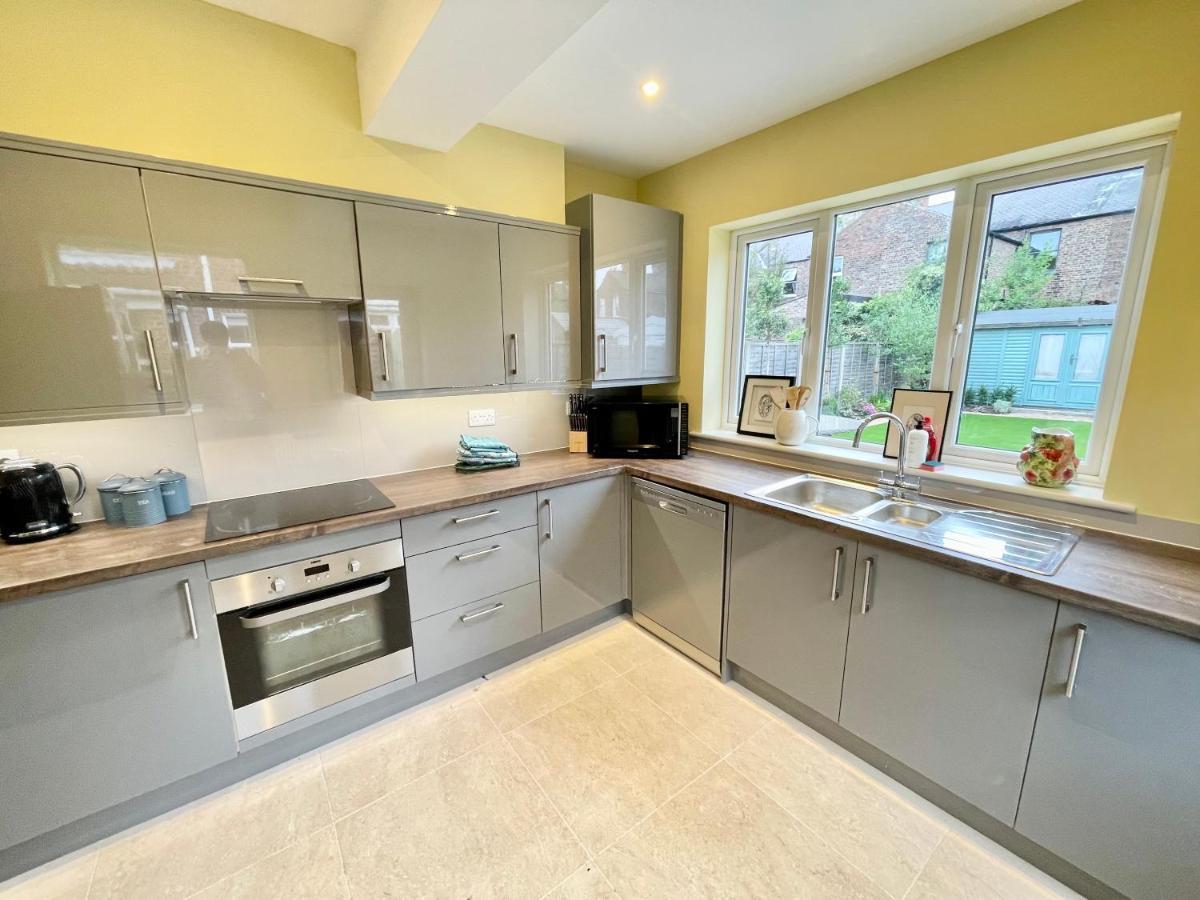 Central Townhouse With Free Off Road Parking And Garden York Eksteriør billede