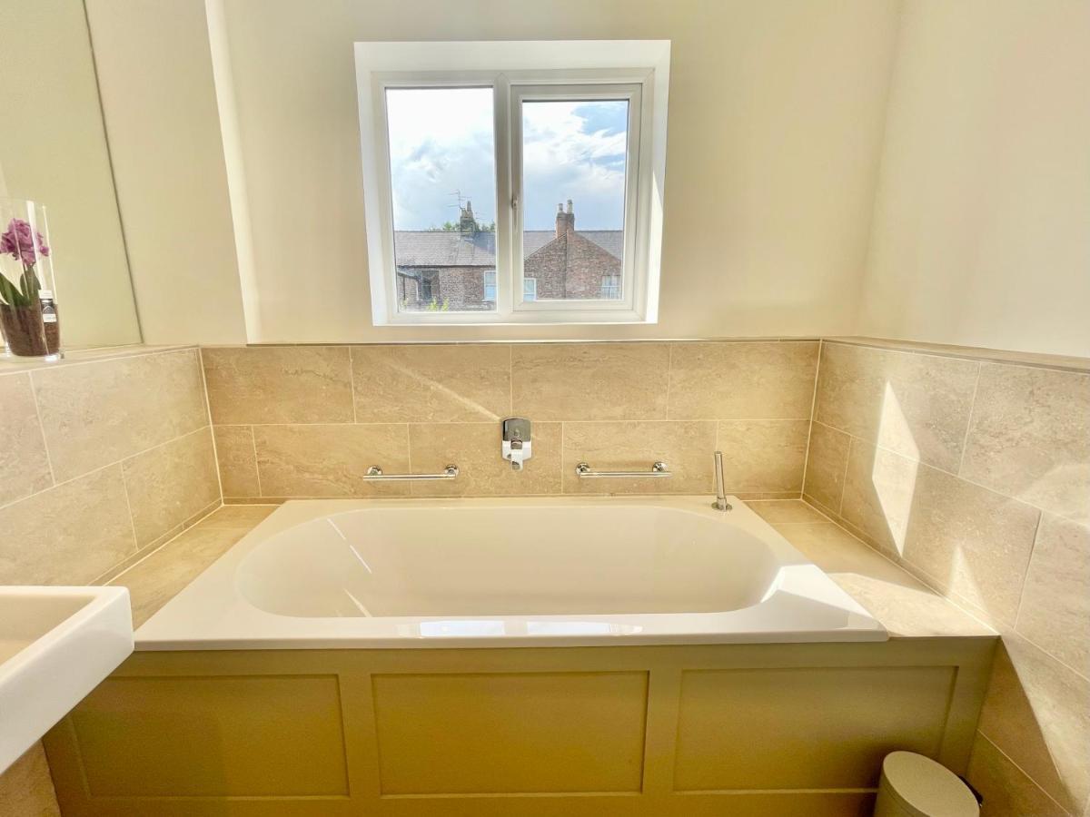 Central Townhouse With Free Off Road Parking And Garden York Eksteriør billede