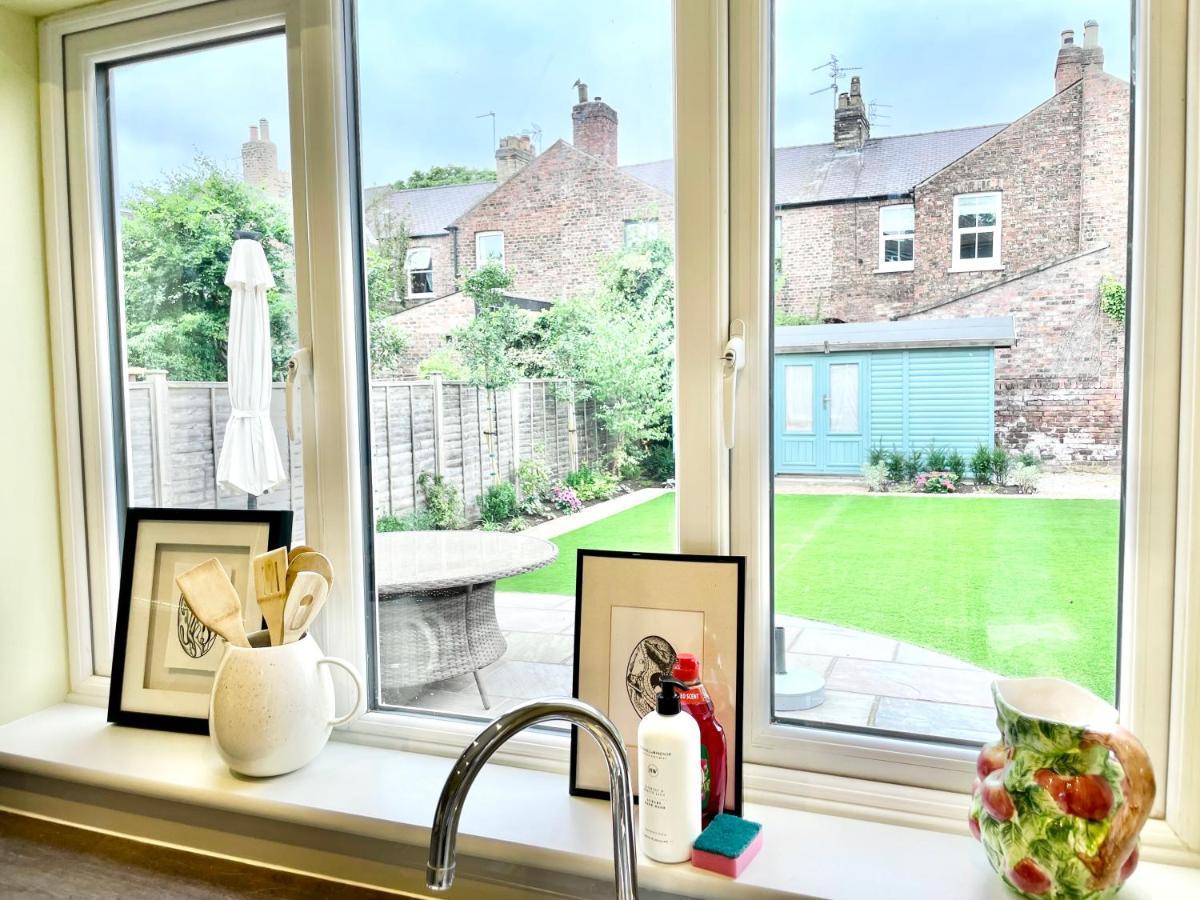 Central Townhouse With Free Off Road Parking And Garden York Eksteriør billede