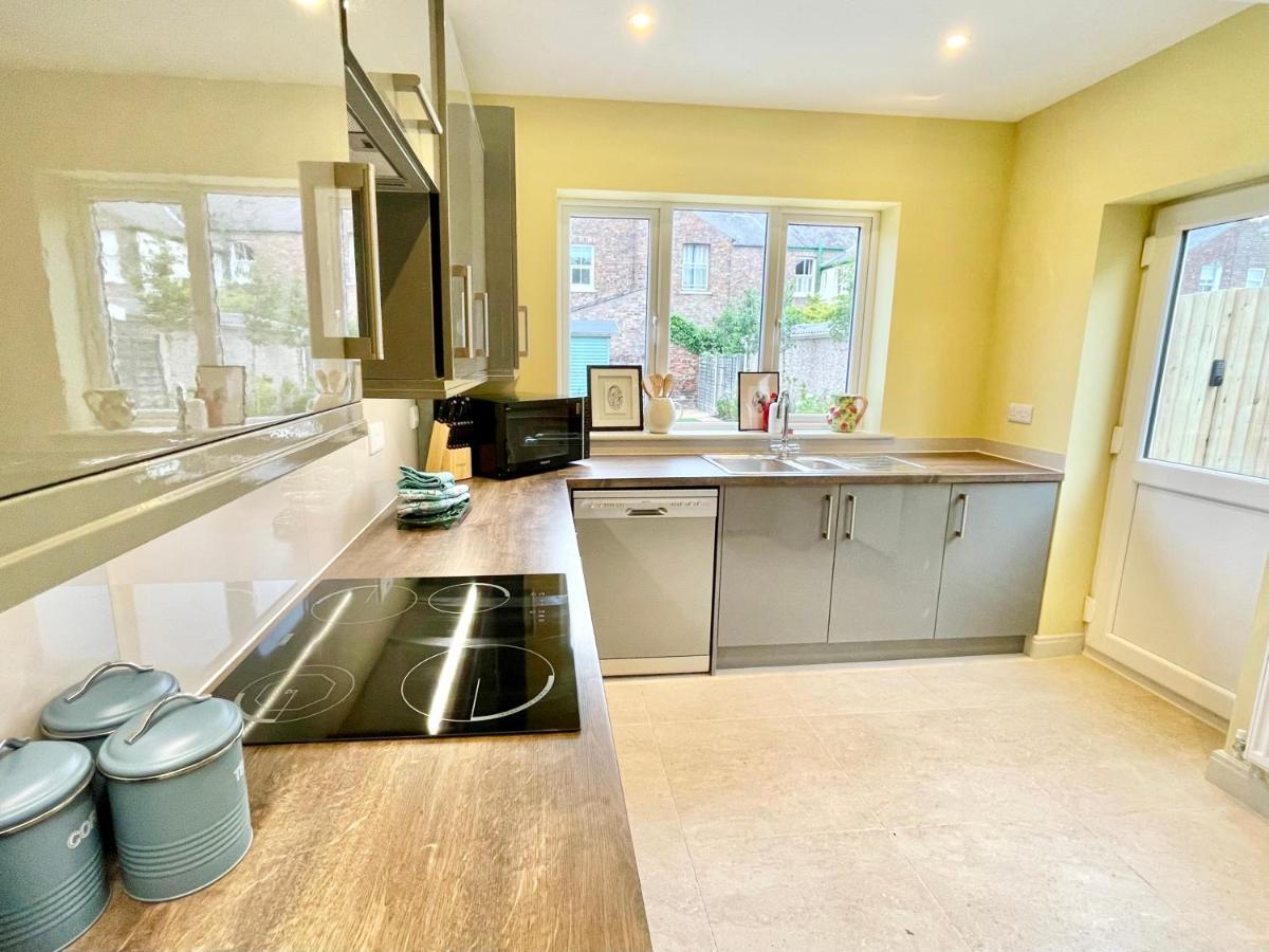Central Townhouse With Free Off Road Parking And Garden York Eksteriør billede