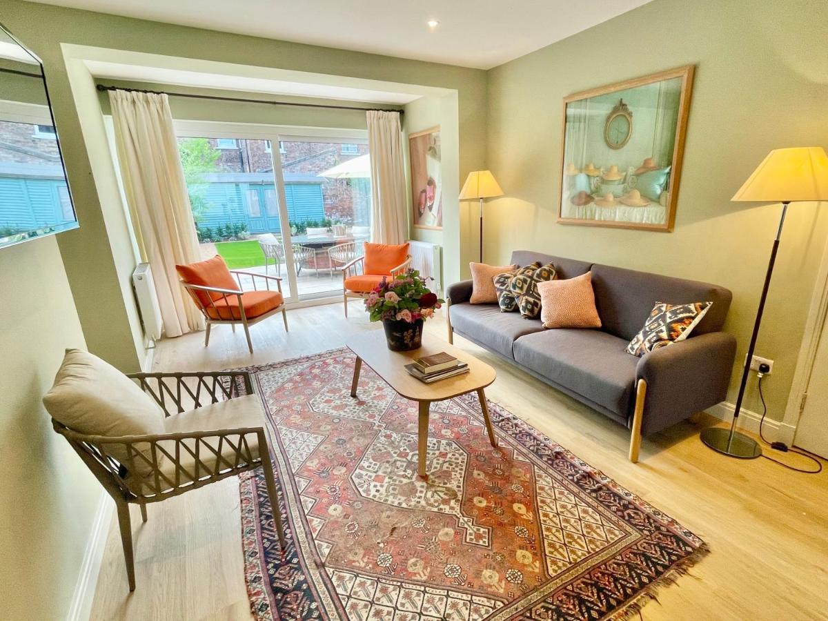 Central Townhouse With Free Off Road Parking And Garden York Eksteriør billede