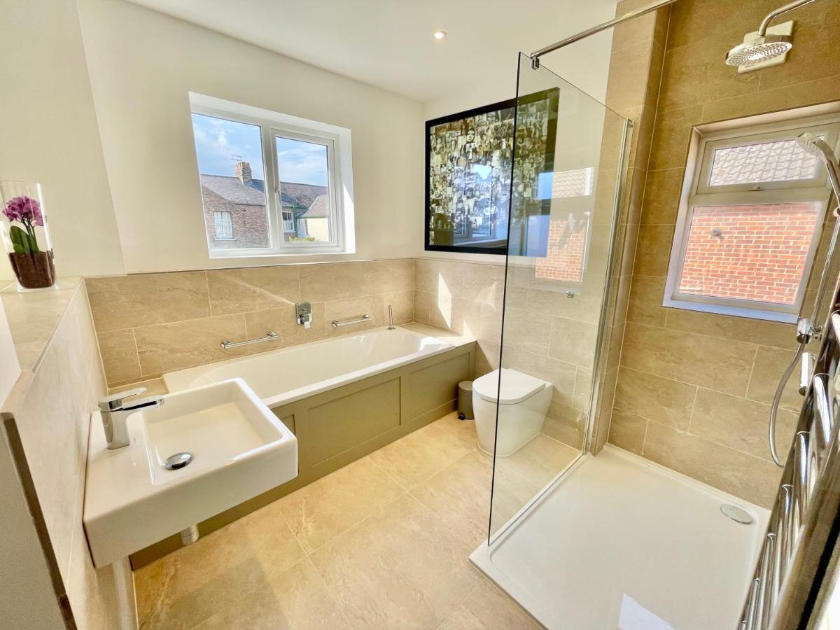Central Townhouse With Free Off Road Parking And Garden York Eksteriør billede