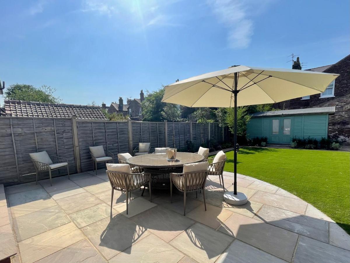 Central Townhouse With Free Off Road Parking And Garden York Eksteriør billede