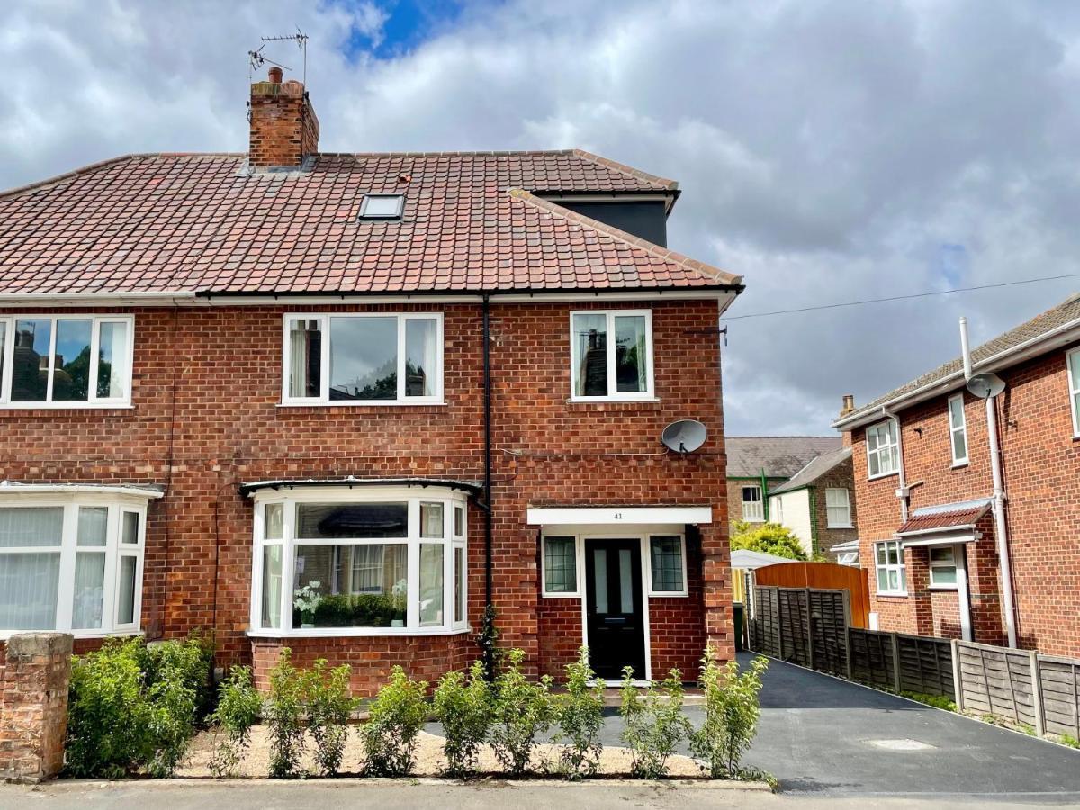 Central Townhouse With Free Off Road Parking And Garden York Eksteriør billede