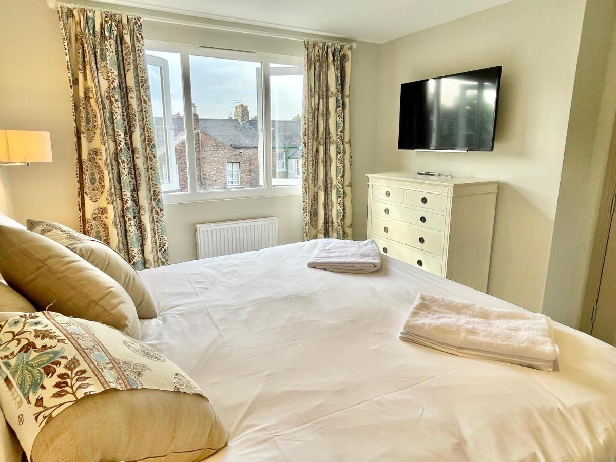 Central Townhouse With Free Off Road Parking And Garden York Eksteriør billede