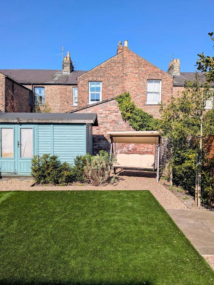 Central Townhouse With Free Off Road Parking And Garden York Eksteriør billede